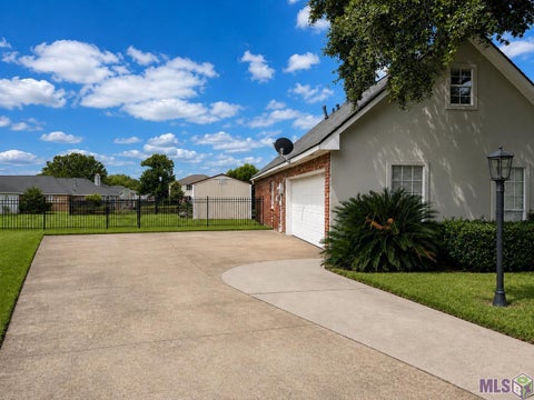 Photo of 15160 S Oakleigh Ln Ln, Prairieville, LA 70769 (MLS # BR2026011469)