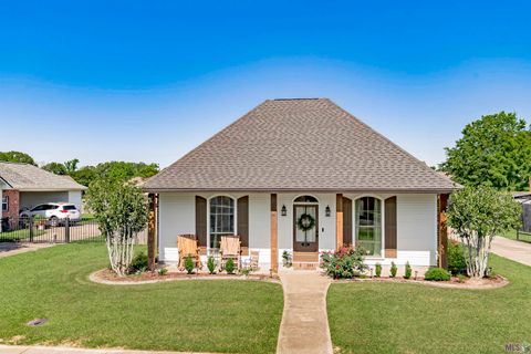 Photo of 6131 Windwood Dr Dr, Zachary, LA 70791 (MLS # BR2026009078)