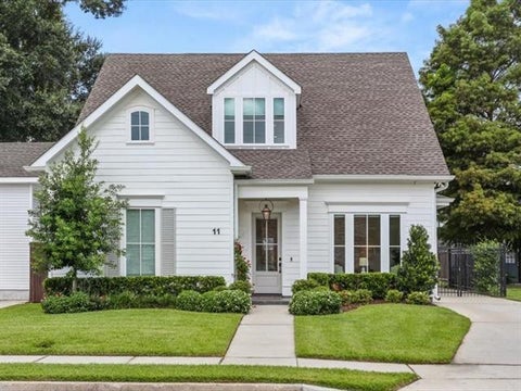 Photo of 11 Metairie Court Ct, Metairie, LA 70001 (MLS # NO2567273)
