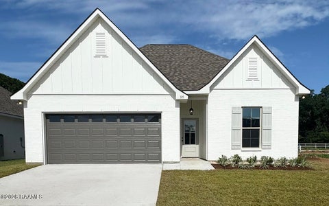 Photo of 105 Crescent Row, Broussard, LA 70518 (MLS # 2600003445)