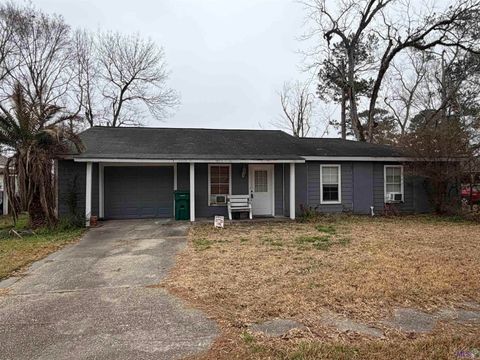 Photo of 30700 Country Club Ln Ln, Denham Springs, LA 70726 (MLS # BR2026002681)