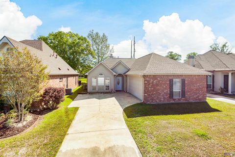 Photo of 2129 Hunters Trail Dr Dr, Baton Rouge, LA 70816 (MLS # BR2026008535)