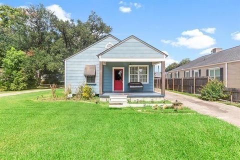 Photo of 902 Main Street St, Laplace, LA 70068 (MLS # NO2568459)
