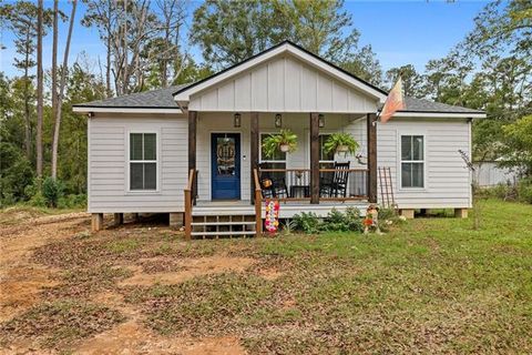 Photo of 155 Sitman Street, Greensburg, LA 70441 (MLS # NO2558094)