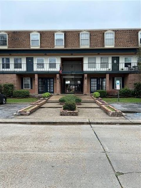 Photo of 3110 Edenborn Avenue Ave #402, Metairie, LA 70002 (MLS # NO2555057)