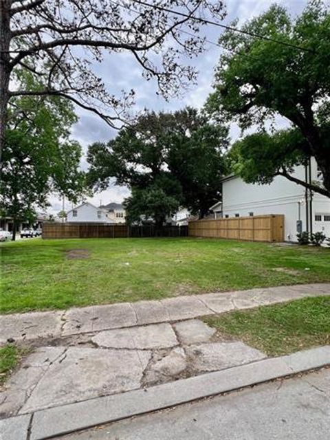 Photo of 325 E William David Parkway Pkwy, Metairie, LA 70005 (MLS # NO2557993)