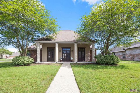 Photo of 19203 Chardonnay Ave Ave, Baton Rouge, LA 70817 (MLS # BR2026006346)