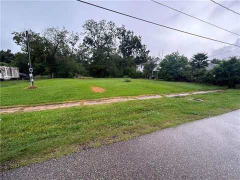 Photo of 409 Oak Street, St Rose, LA 70087 (MLS # NO2562191)