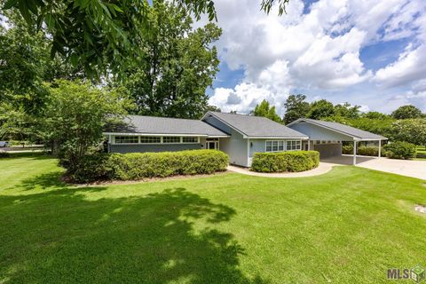 Photo of 8675 W Fairway Dr Dr, Baton Rouge, LA 70809 (MLS # BR2026011401)