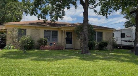 Photo of 5116 Broadmoor Court CT, Alexandria, LA 71301 (MLS # CN2565137)