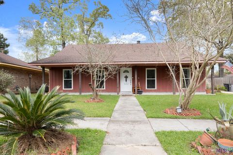 Photo of 16343 Mockingbird Ln Ln, Baton Rouge, LA 70819 (MLS # BR2026004626)