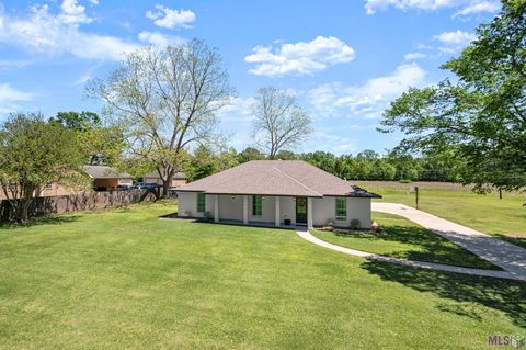 Photo of 907 Colonial Dr, Port Allen, LA 70767 (MLS # BR2026006309)