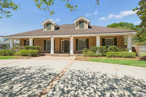 Photo of 12103 Lake Sherwood Ave N Ave, Baton Rouge, LA 70816 (MLS # BR2026006279)