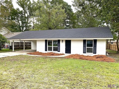 Photo of 11218 Creighton Dr Dr, Greenwell Springs, LA 70739 (MLS # BR2026006392)