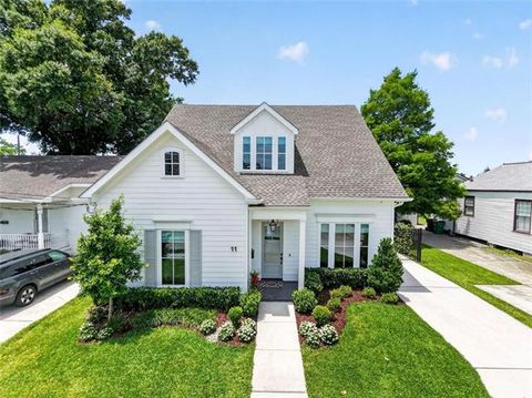Photo of 11 Metairie Court Ct, Metairie, LA 70001 (MLS # NO2556104)