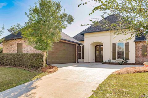 Photo of 14628 Lake Town Dr Dr, Baton Rouge, LA 70810 (MLS # BR2026008102)