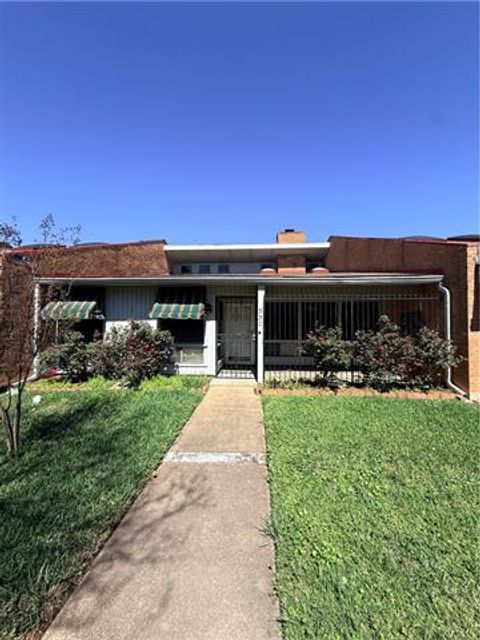 Photo of 330 Windermere Boulevard Blvd #330, Alexandria, LA 71303 (MLS # CN2547185)