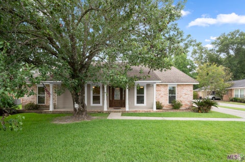 Photo of 113 Oakwood Dr Dr, Denham Springs, LA 70726 (MLS # BR2026010092)