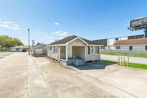 Photo of 1020 Westbank Expy, Gretna, LA 70053 (MLS # NO2568105)