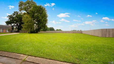 Photo of 1805 E Carriage House Dr DR, Baton Rouge, LA 70815 (MLS # BR2026009252)