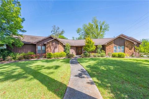 Photo of 220 W Magnolia Street ST, Ponchatoula, LA 70454 (MLS # NO2568491)