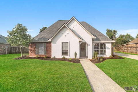 Photo of 34297 Hawks Cove Cv, Denham Springs, LA 70706 (MLS # BR2026014493)