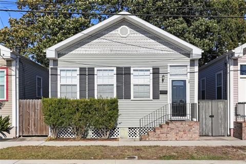 Photo of 7405 Spruce Street St, New Orleans, LA 70118 (MLS # NO2541437)