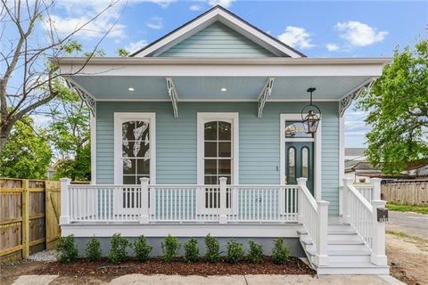 Photo of 2430 St Thomas Street St, New Orleans, LA 70130 (MLS # NO2549929)
