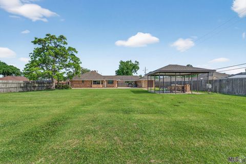 Photo of 2154 Capri Dr Dr, Baton Rouge, LA 70815 (MLS # BR2026006277)