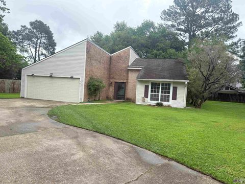 Photo of 7617 Pennhill Dr Dr, Baton Rouge, LA 70817 (MLS # BR2026006293)