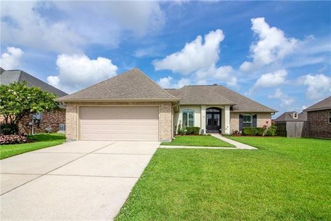 Photo of 122 Lake Carolyn Drive DR, Luling, LA 70070 (MLS # NO2561365)