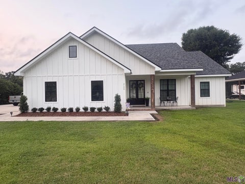 Photo of 2126 Saint Mary St, Thibodaux, LA 70301 (MLS # BR2026011392)