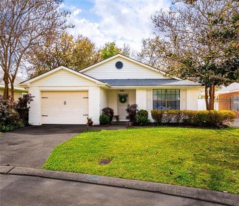 Photo of 124 Bradley Place, Belle Chasse, LA 70037 (MLS # NO2547099)