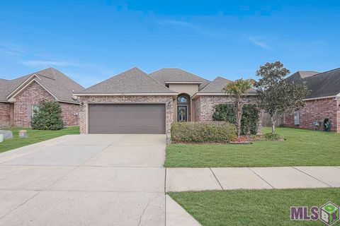 Photo of 9311 Falling Oak Dr Dr, Baton Rouge, LA 70817 (MLS # BR2026002700)