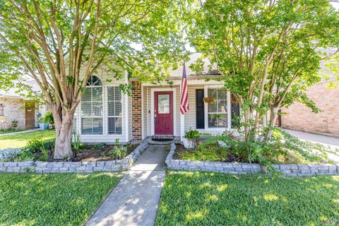 Photo of 1833 Myrtle Ridge Dr Dr, Baton Rouge, LA 70816 (MLS # BR2026007763)