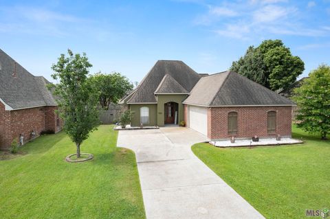 Photo of 9050 Willow Point Dr, Denham Springs, LA 70726 (MLS # BR2026009340)
