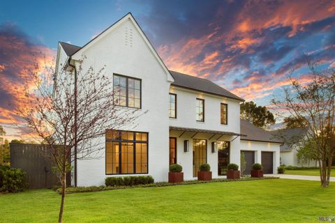 Photo of 8721 W Fairway Dr Dr, Baton Rouge, LA 70809 (MLS # BR2026002053)