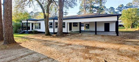 Photo of 112 Arkansas Street, Winnfield, LA 71483 (MLS # CN2549891)