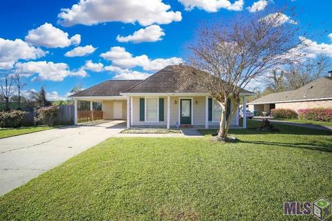 Photo of 910 Kathryn St St, Denham Springs, LA 70826 (MLS # BR2026004673)