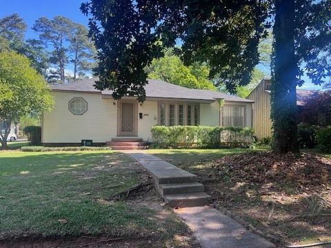 Photo of 2505 Avenue C, Alexandria, LA 71301 (MLS # CN2551861)