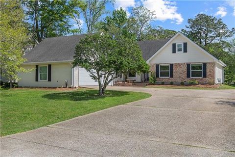 Photo of 10 Laurelwood Drive Dr, Covington, LA 70433 (MLS # NO2550087)