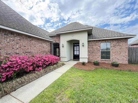 Photo of 33853 Nicole Dr Ave, Denham Springs, LA 70706 (MLS # BR2025019733)