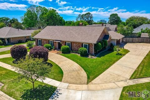 Photo of 3812 Lake Larouge Dr Dr, Baton Rouge, LA 70816 (MLS # BR2026006362)