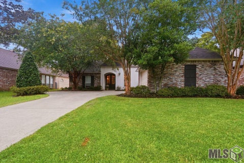 Photo of 621 Highland Knoll Ct Ct, Baton Rouge, LA 70810 (MLS # BR2026014958)