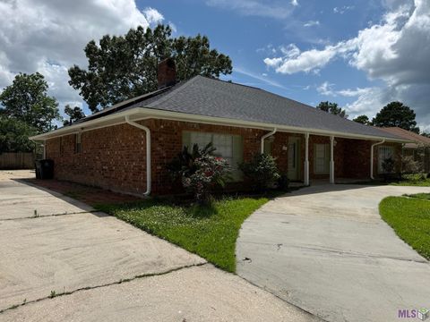 Photo of 12424 Parkmeadow Dr AVE, Baton Rouge, LA 70816 (MLS # BR2026009480)