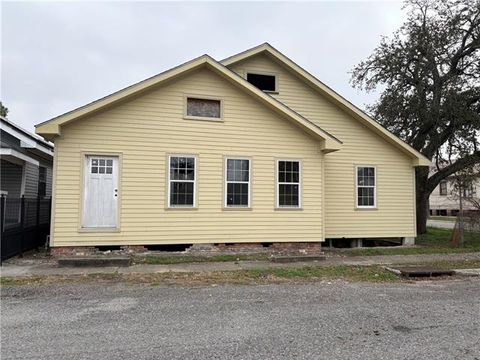 Photo of 2003 Spain Street St, New Orleans, LA 70117 (MLS # NO2542997)