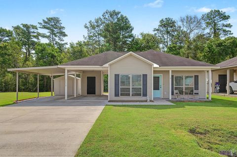 Photo of 32430 Creek Pointe Dr Dr, Denham Springs, LA 70726 (MLS # BR2026013575)