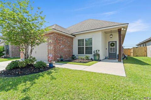 Photo of 8020 Rocky Trail Ave Ave, Baton Rouge, LA 70820 (MLS # BR2026008033)