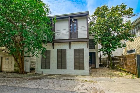 Photo of 5416 S Saratoga Street St, New Orleans, LA 70115 (MLS # NO2564423)