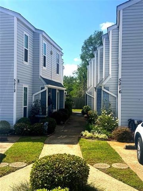 Photo of 5216 W Napoleon Avenue AVE #C, Metairie, LA 70001 (MLS # NO2555039)